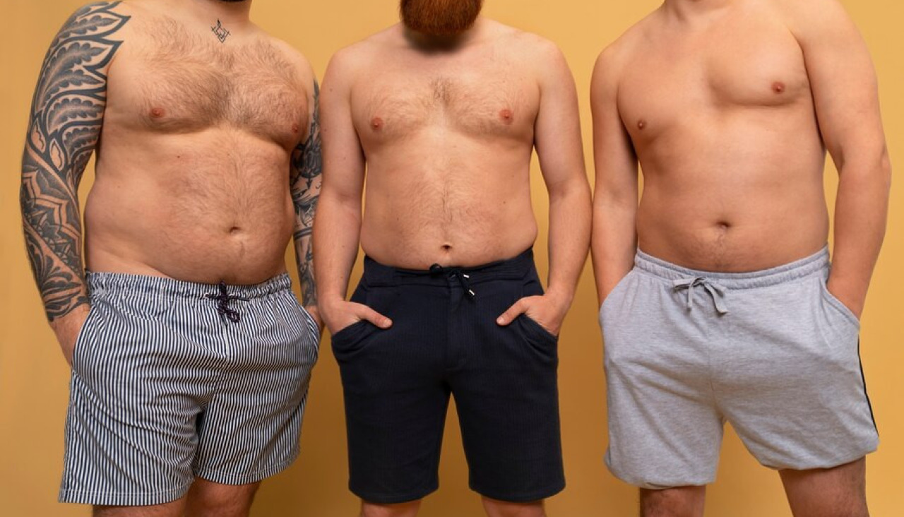 Hombres vista frontal posando juntos estudio 23 2150167720