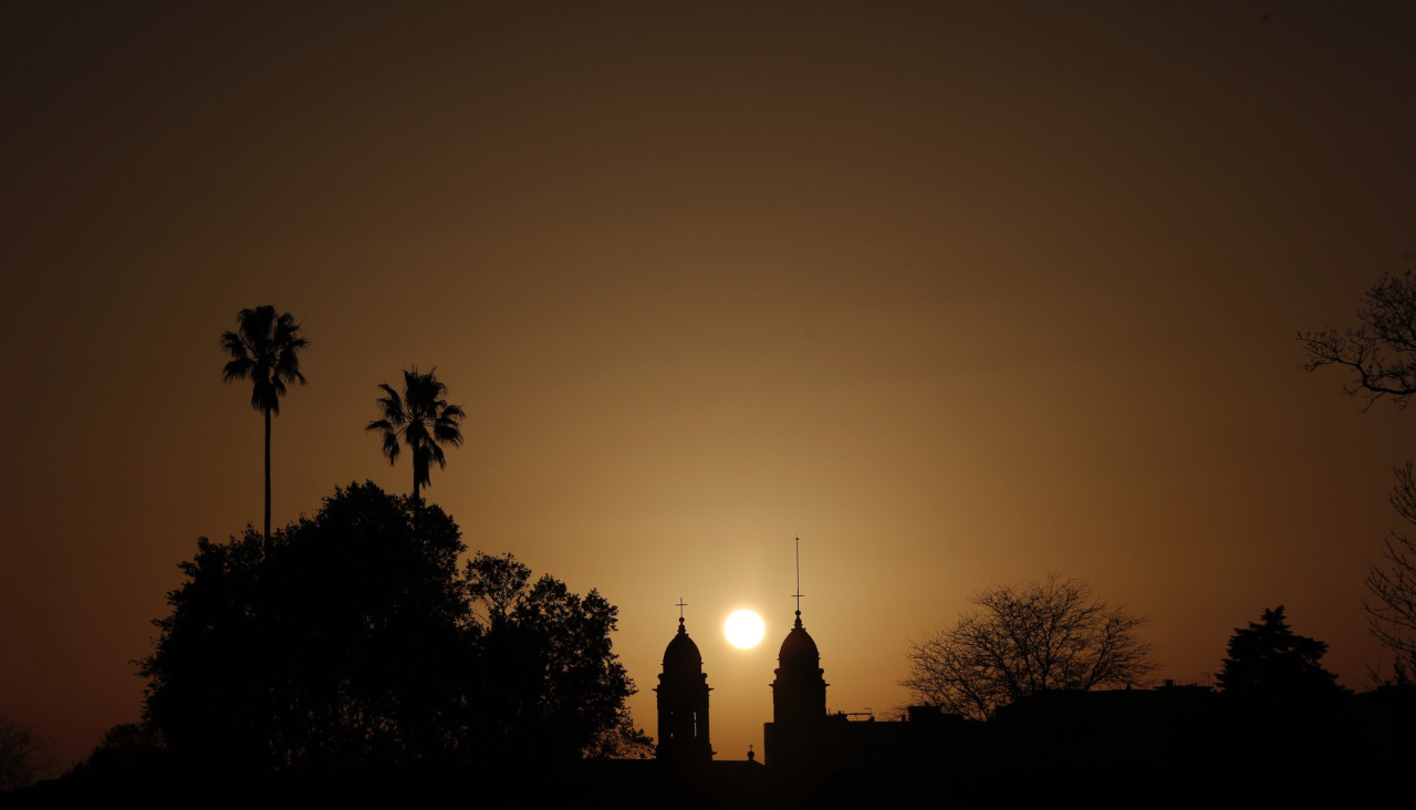 Puesta de sol en la iglesia de San Benito en Cambados