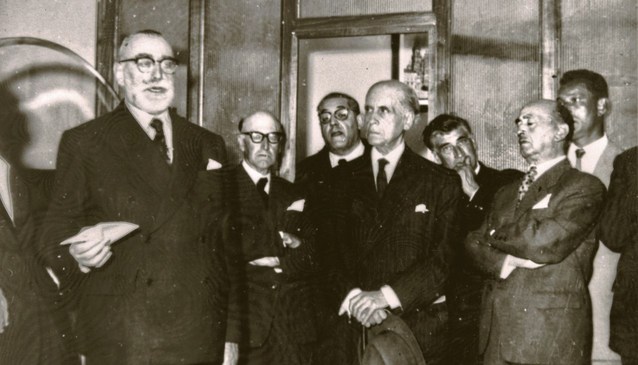 Victoriano Garcia Marti junto a Borobo y otros periodistas en la redaccion de una cabecera