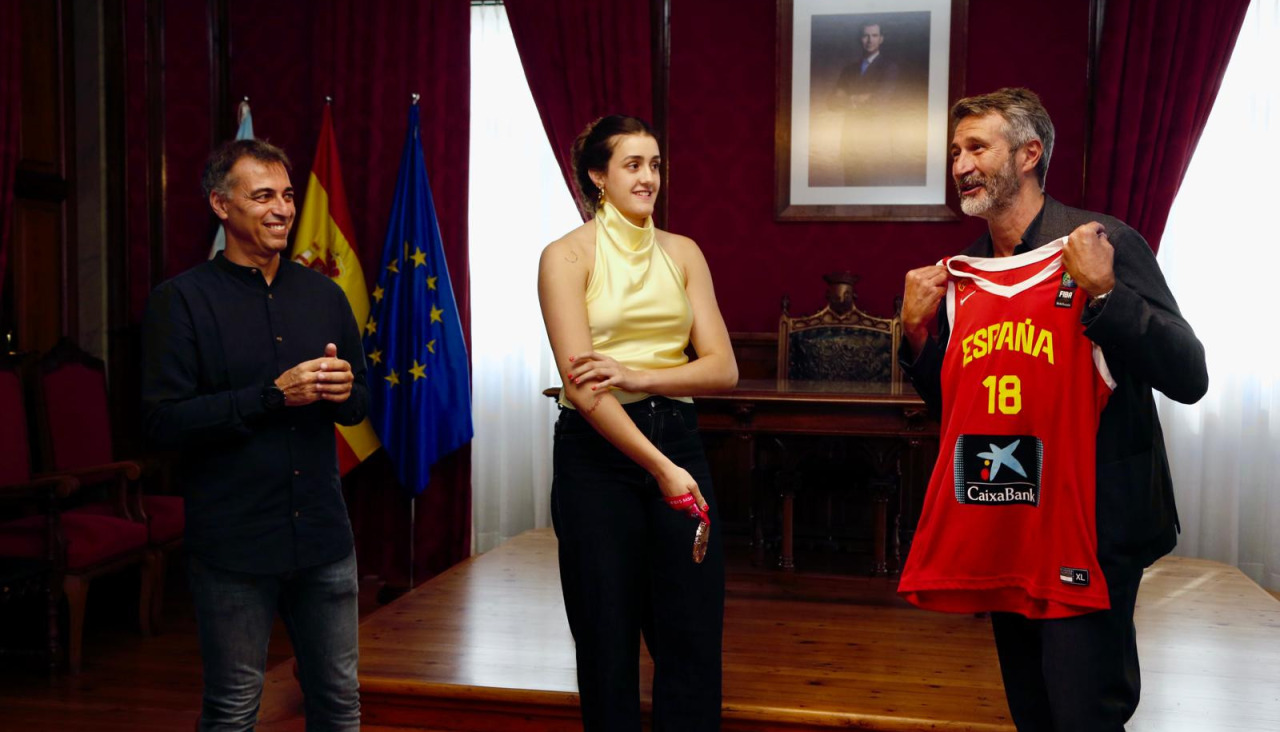Noya regala camiseta Varela