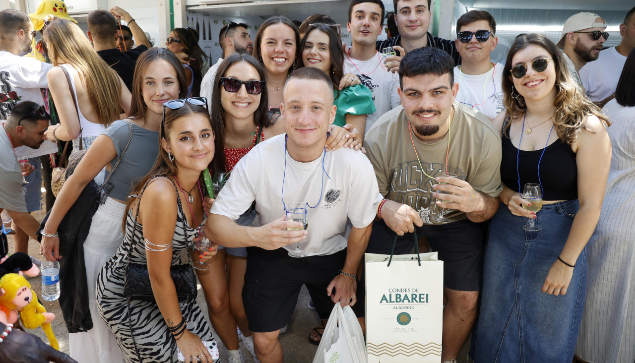 Gente a calzada festa albariño cambados