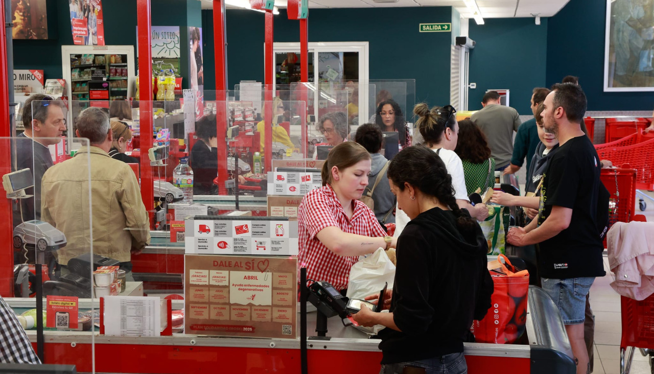 Colas en las cajas del supermercado I GONZALO SALGADO