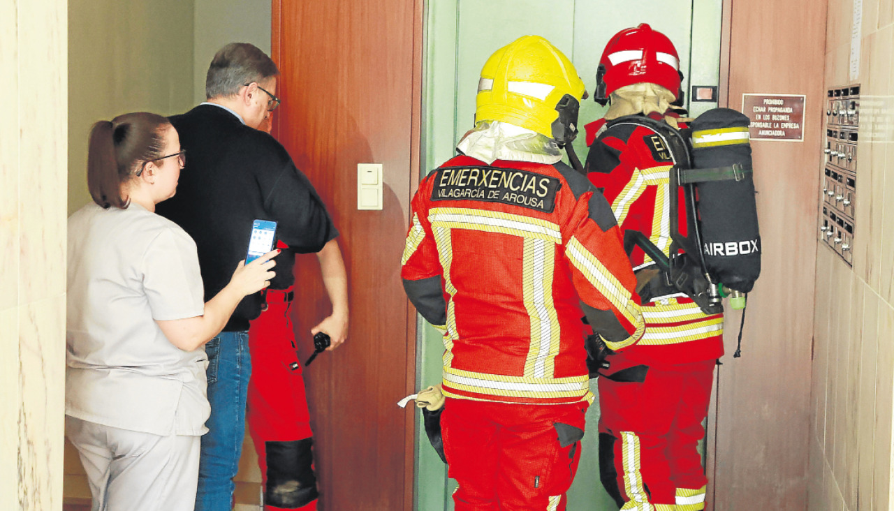 Protecciu00f3n Civil de Vilagarcu00eda asiste a uno de los atrapados en ascensores gonzalo salgado