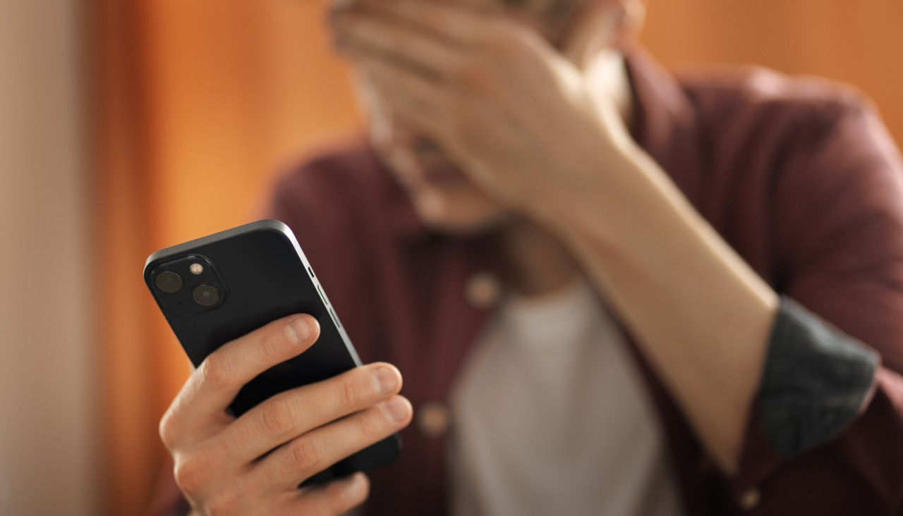 Medium shot suffering teenager being cyberbullied