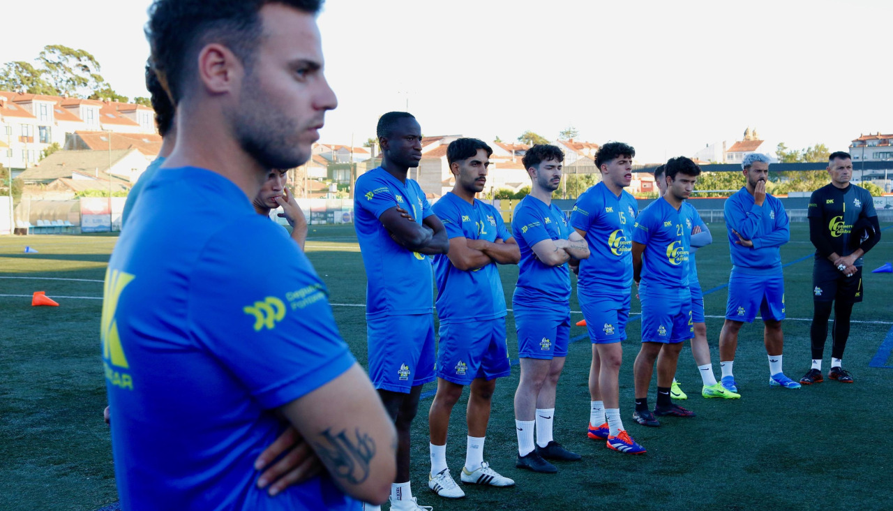 A la izquierda, Diego Iglesias durante un entrenamiento con el Cambados