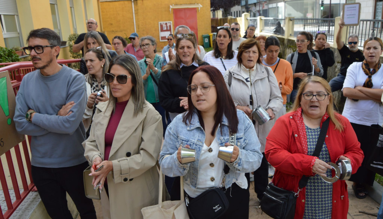 Concentración en el colegio O Grupo de Ribeira