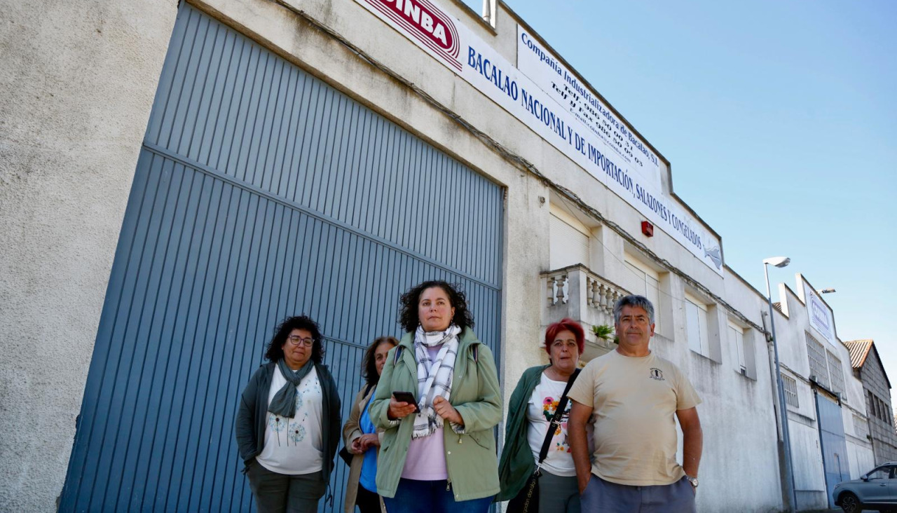 Representantes sindicales y trabajadores ayer en la factoría