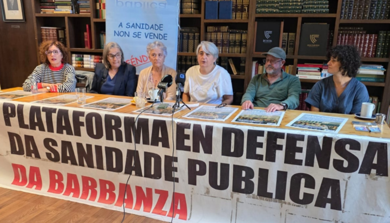 Representante4s de la Plataforma en Defensa da Sanidade Público do Barbanza explicaron los motivos que les llevan a impulsar la acción de protesta