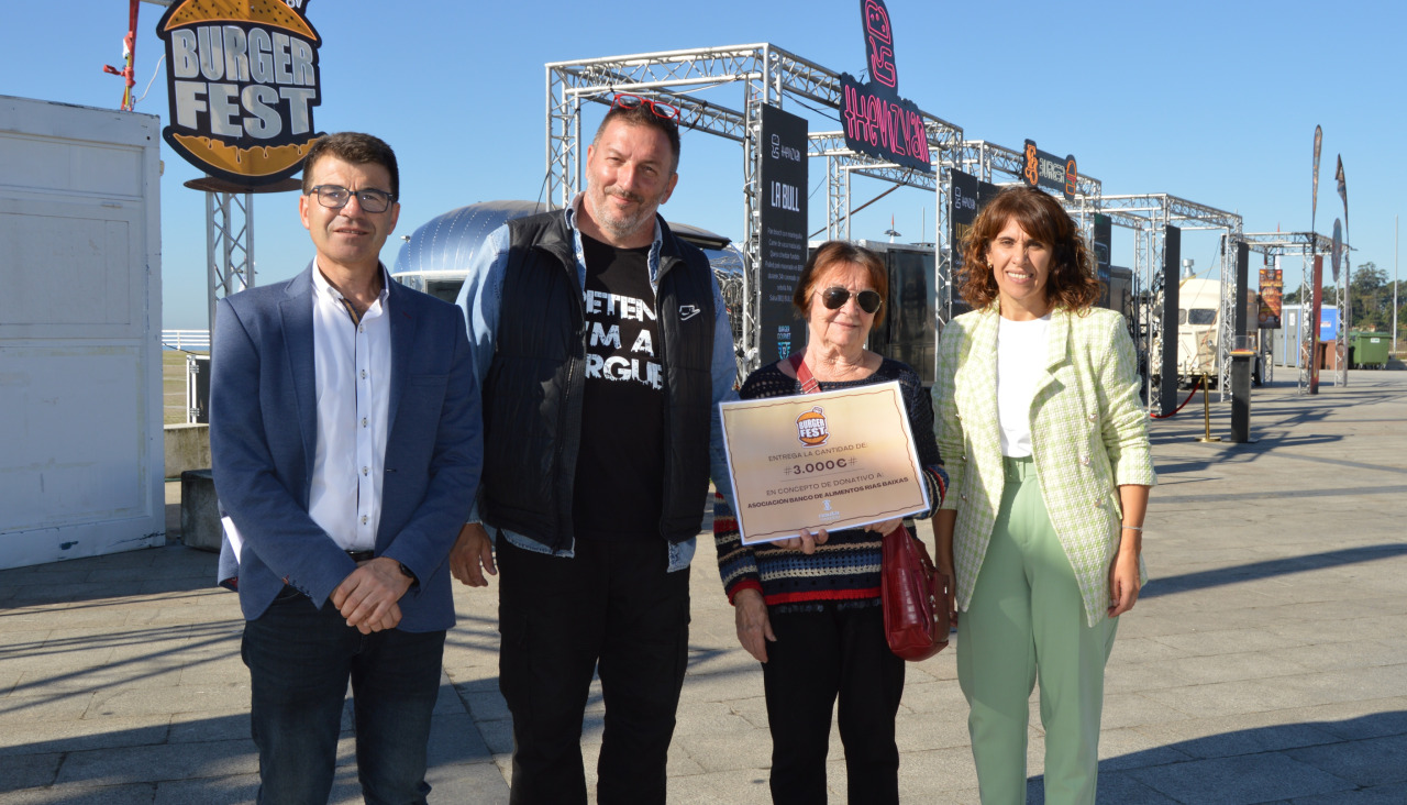 El acto de entrega del cheque