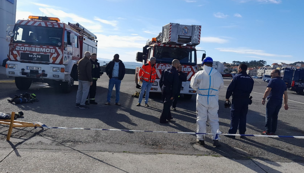 Los investigadores de la Policía Nacional contaron con la colaboración de la dotación de guardia del parque comarcal de Bomberos de Ribeira