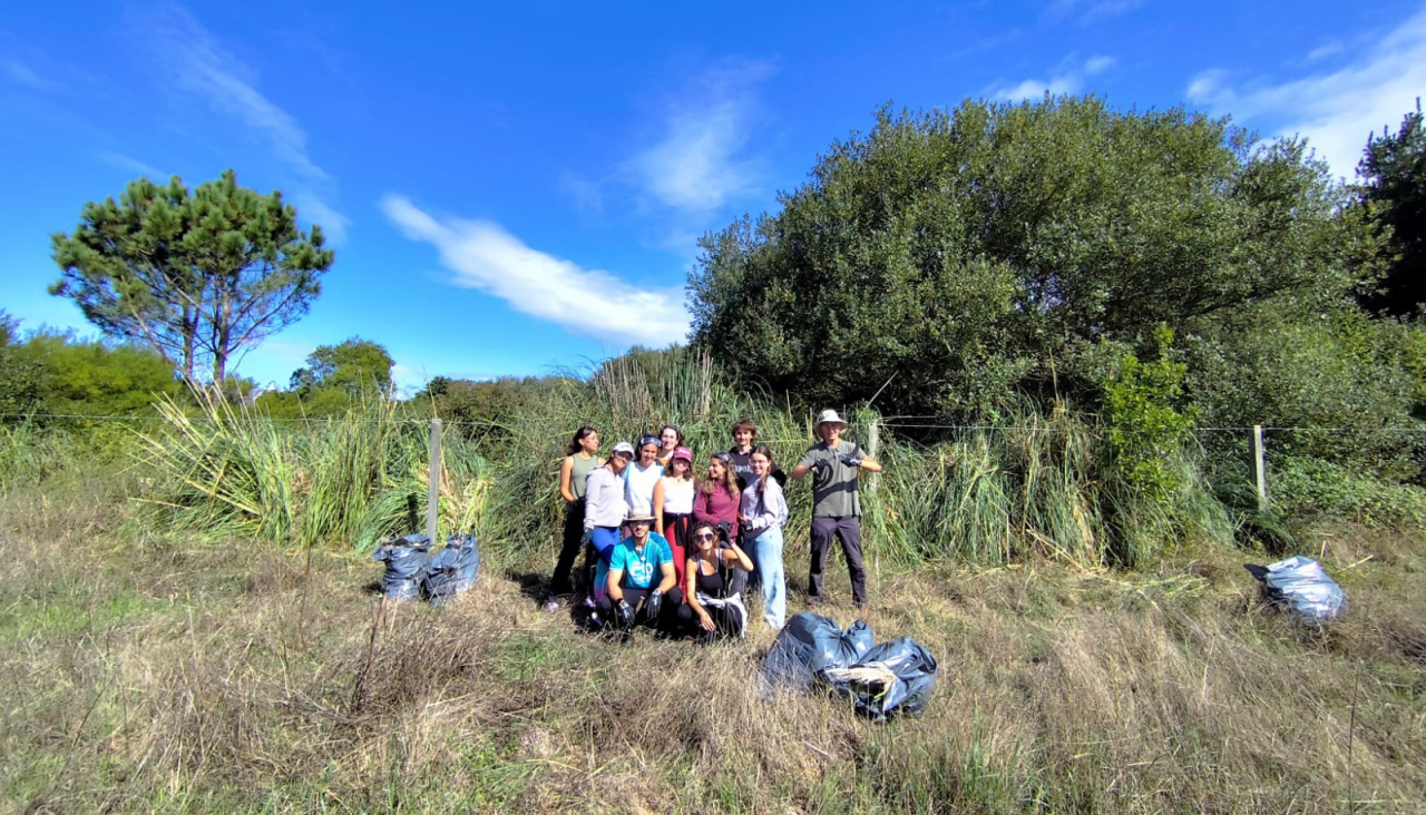 Los jóvenes contaron con la ayuda de personal autorizado del Concello y monitores ambientales del Camping Os Fieitás