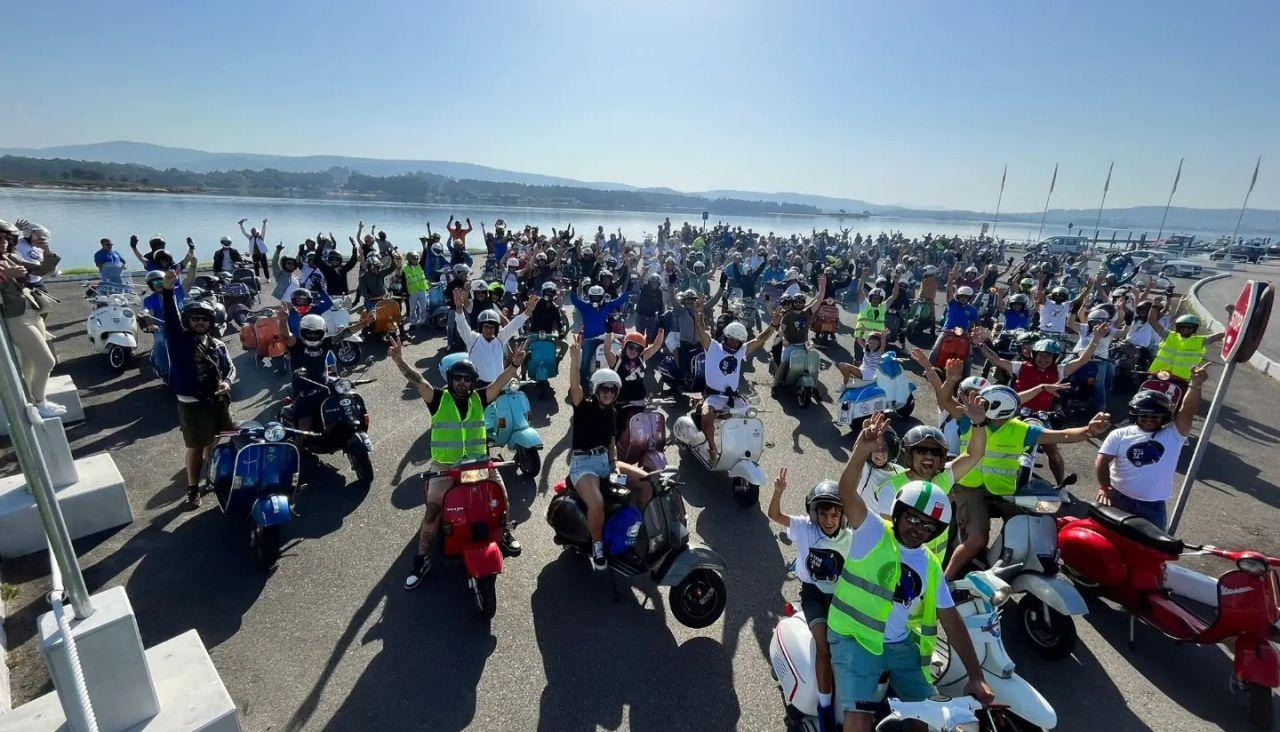 Una concentración de motos organizada por el Club LamVrespas de O Grove