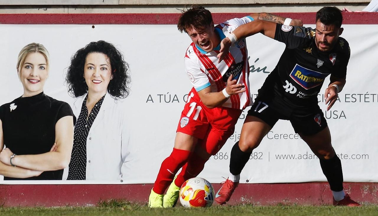 Torrado y el goleador del Polvorín Aday luchan por el balón en el último partido del Arosa