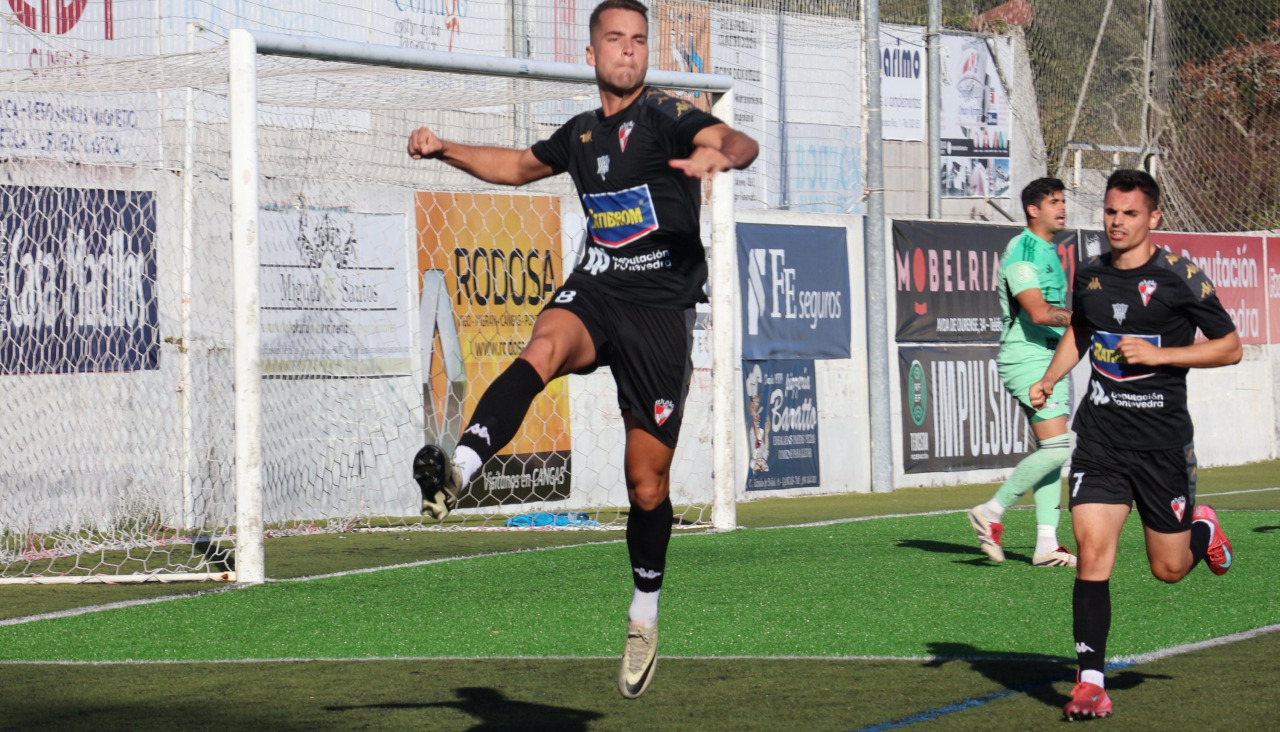 Concheiro celebra su tercer gol en liga que abrió el camino del triunfo del Arosa