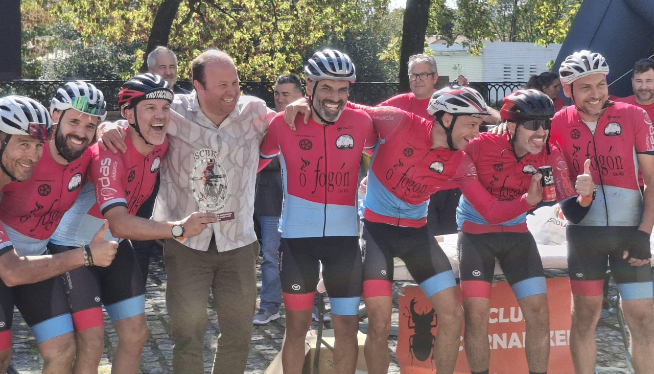 Manuel Fariña cos vencedores da BTT de Caldas