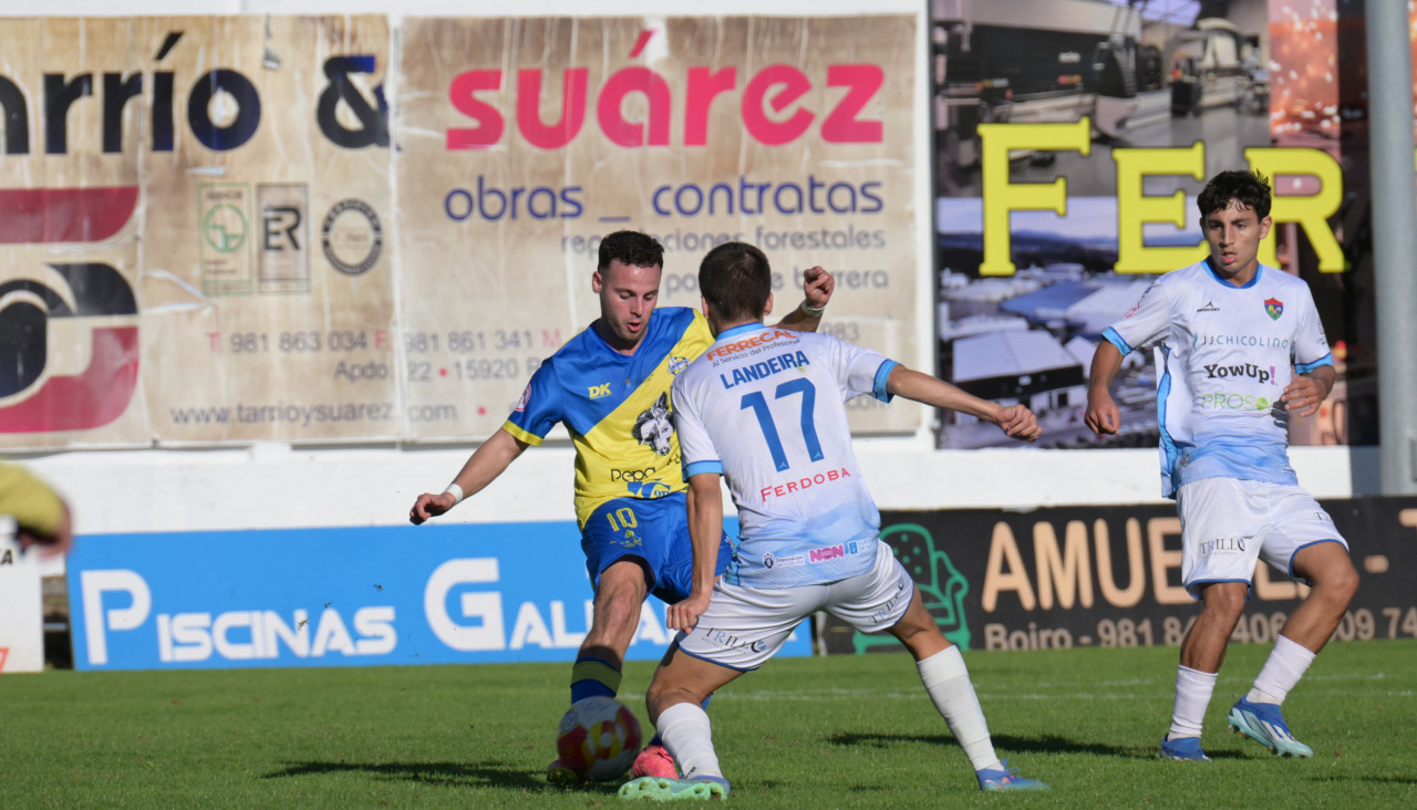 Diego Iglesias disputa un balón con Landeira