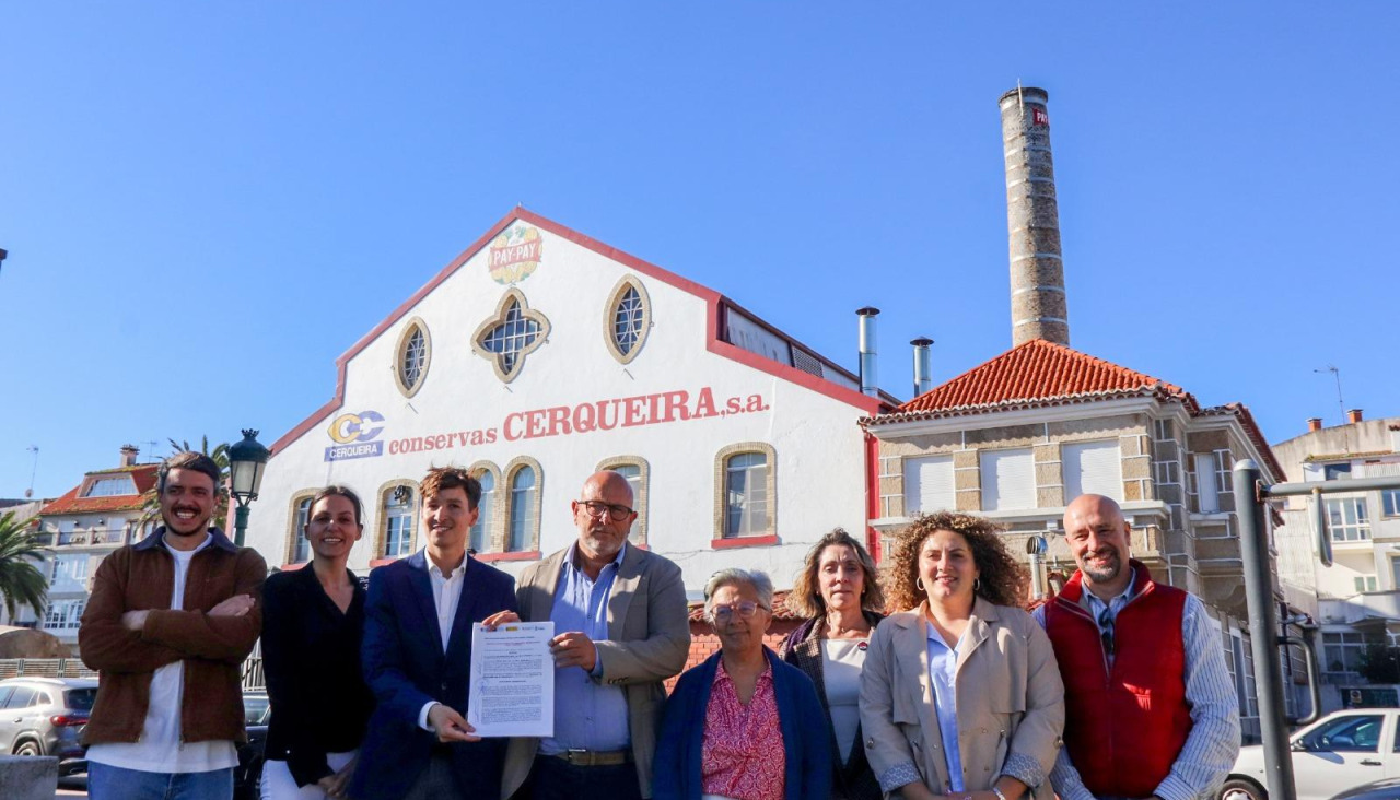 El alcalde y miembros del gobierno local frente a la nave |
