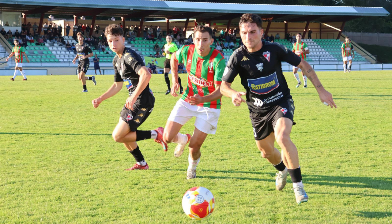 Luis Castro trata de llegar a un balón