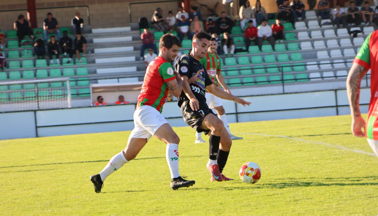 Gabri Palmás defiende un balón ante la presión de los locales