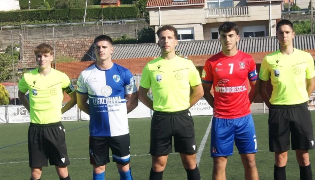 Los capitanes con los árbitros