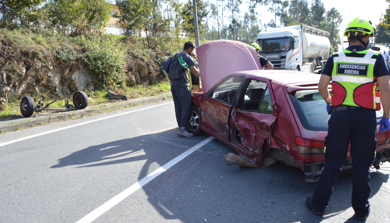 Un Peugeot 306 perdió el puente trasero y sufrió importantes daños tras la colisión registrada en la AC-550, en Oleiros