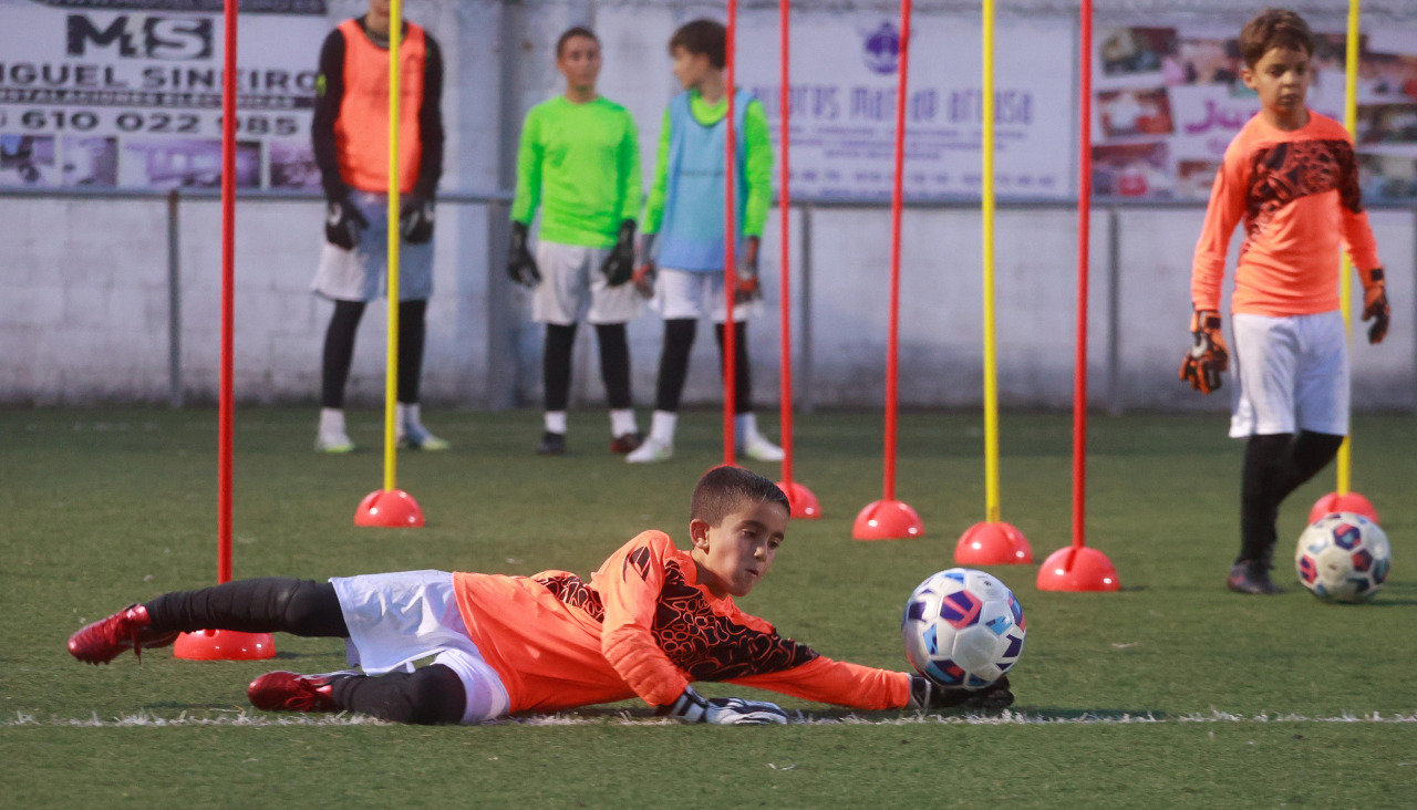 El campo del Chispa acoge los entrenamientos específicos para porteros de la academia de alto rendimiento