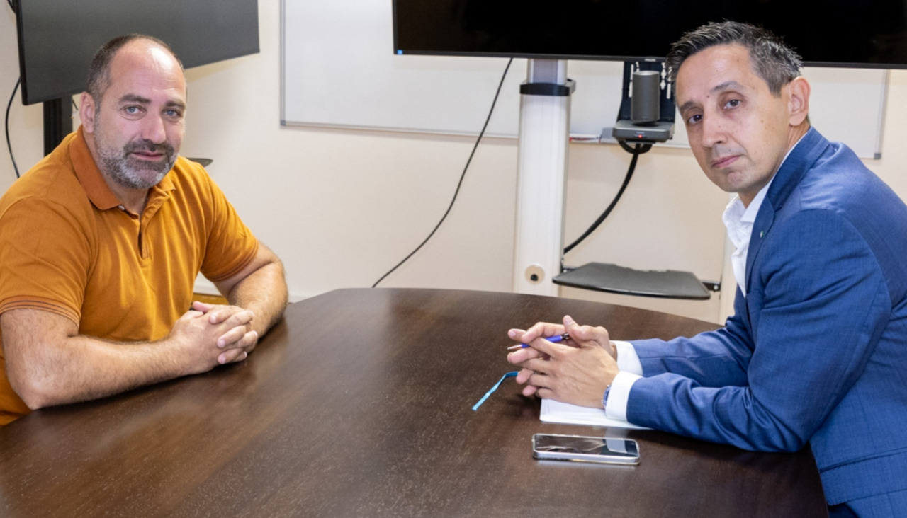 El patrón mayor rianxeiro, Miguel Ángel Iglesias, mantuvo una reunión de trabajo con el director  xeral de Pesca, Cándido Rial