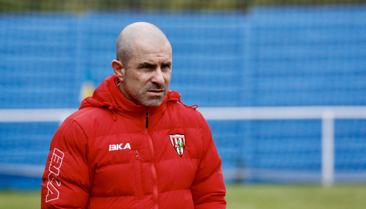 Luis Carro sigue la evolución del banquillo bajo la lluvia