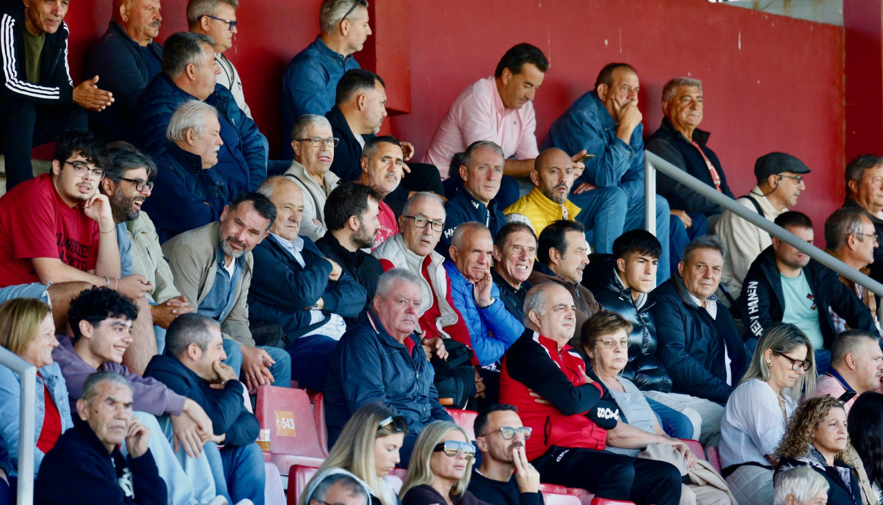 Aficionados en las gradas de A Lomba