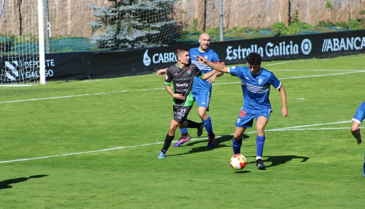 Landeira trata de recuperar un balón ante la presión de los jugadores del Gran Peña en el Manolo Barreiro