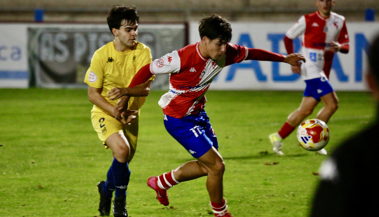 Xavi marcó el 2-2 que mantiene al Arosa invicto en casa y con una ventaja de seis puntos sobre los granates en la clasificación