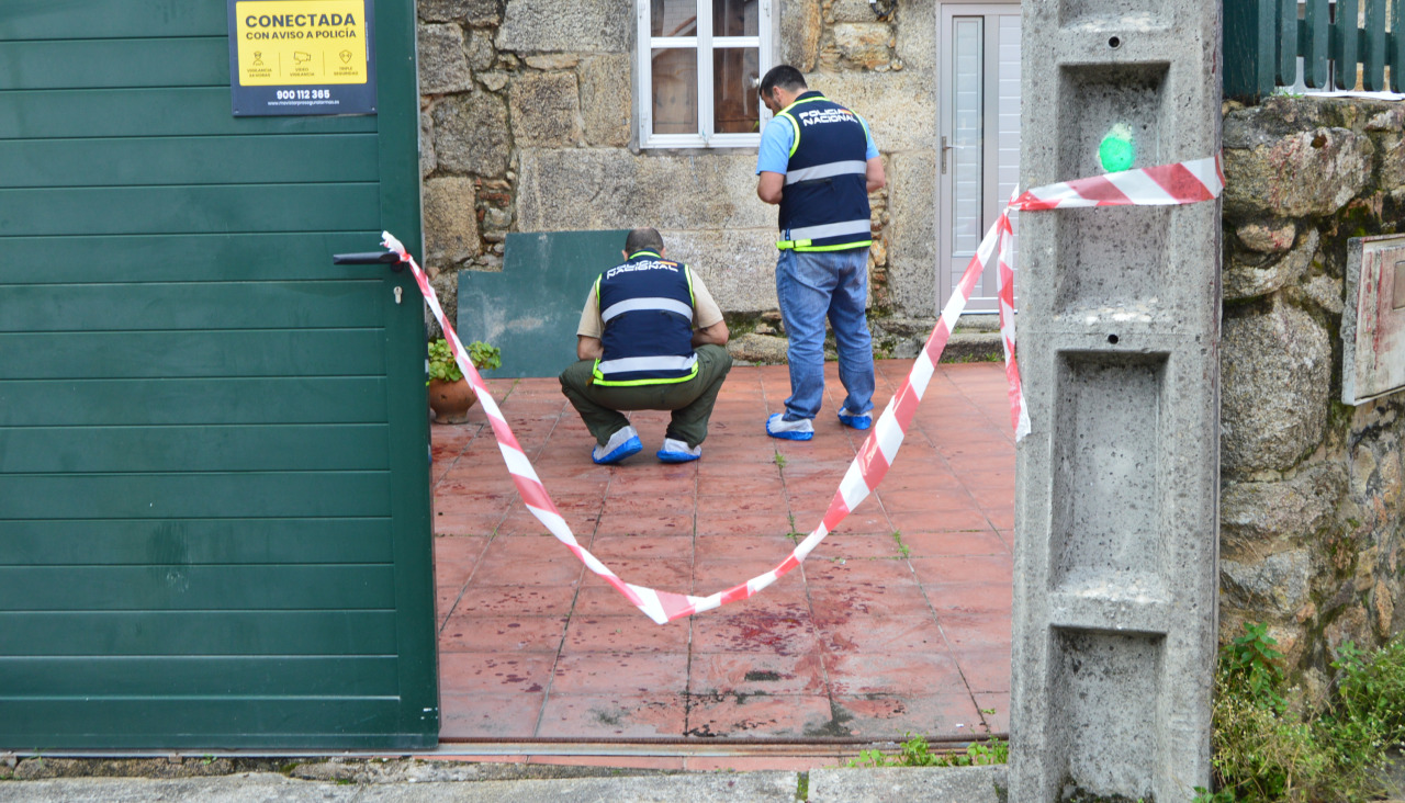 Efectivos de la unidad científica de Policía Nacional inspeccionaron minuciosamente el patio de la casa donde empezo la agresión