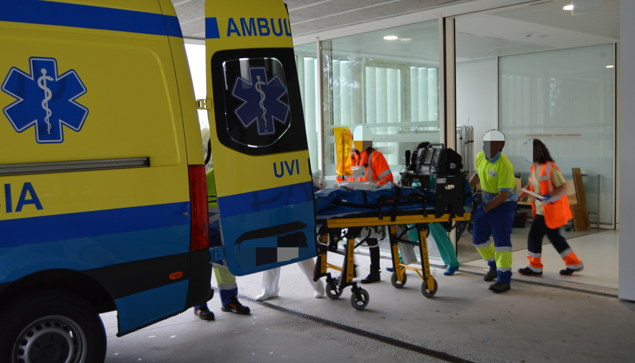 El padre agredido, con múltiples cortes y puñaladas en su cuerpo, sobre todo en el cuello, fue derivado del Hospital do Barbanza al Clínico de Santiago en UVI Móvi