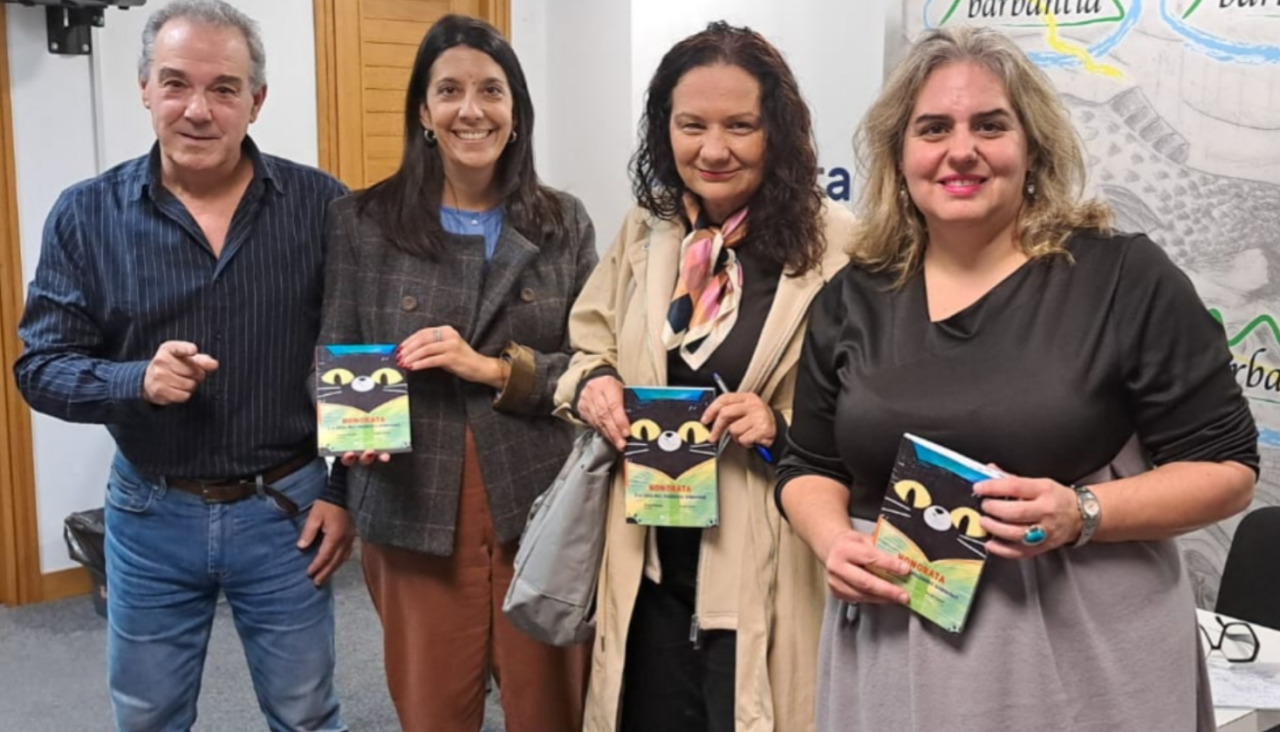 Antonio Piñeiro, Mariola Sampedro y Marta Neira arroparon a Ánxela Gracián en la presentación de su último libro