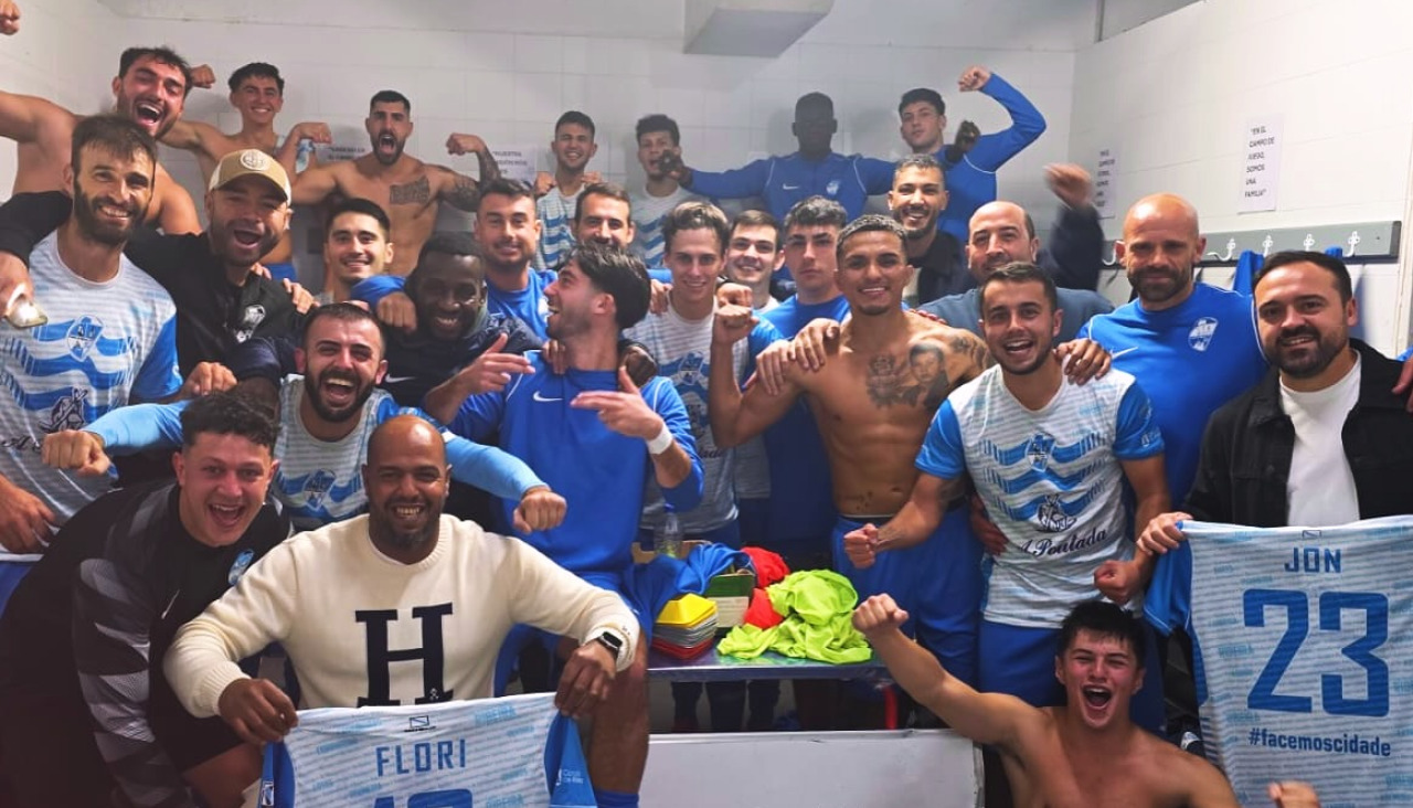 Los jugadores celebran la victoria