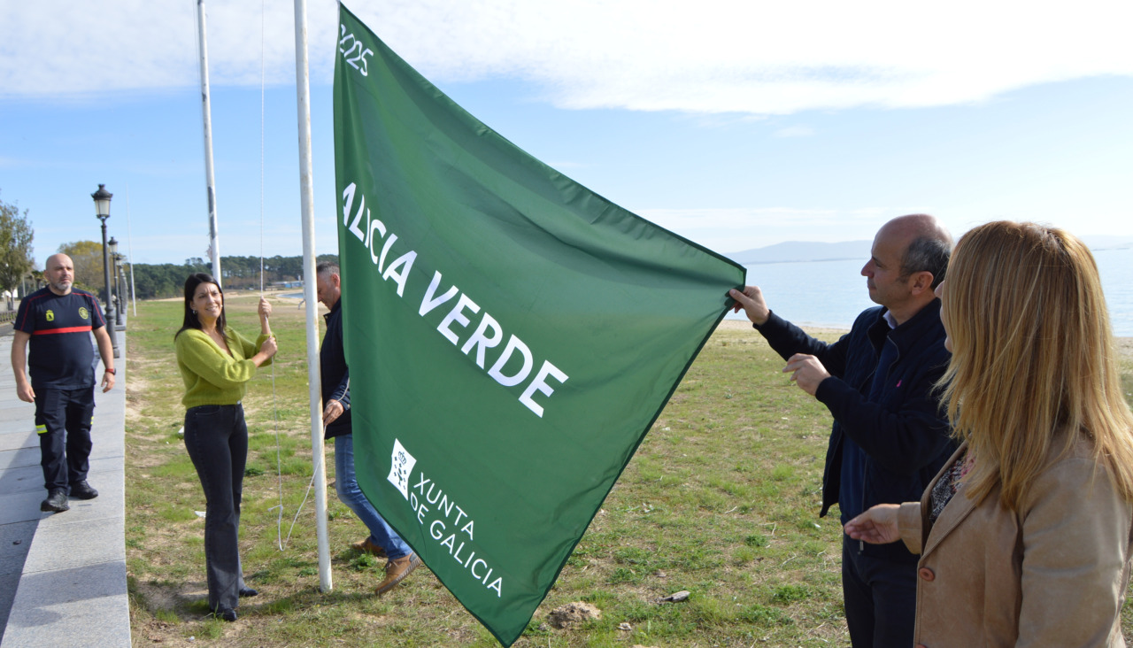 Mariola Sampedro, acompañada de lso concejales Ana Barreiro, Víctor Reiriz y Vicente Mariño, procedió al izado de la 'Bandeira Galicia Verde' en la playa de Coroso