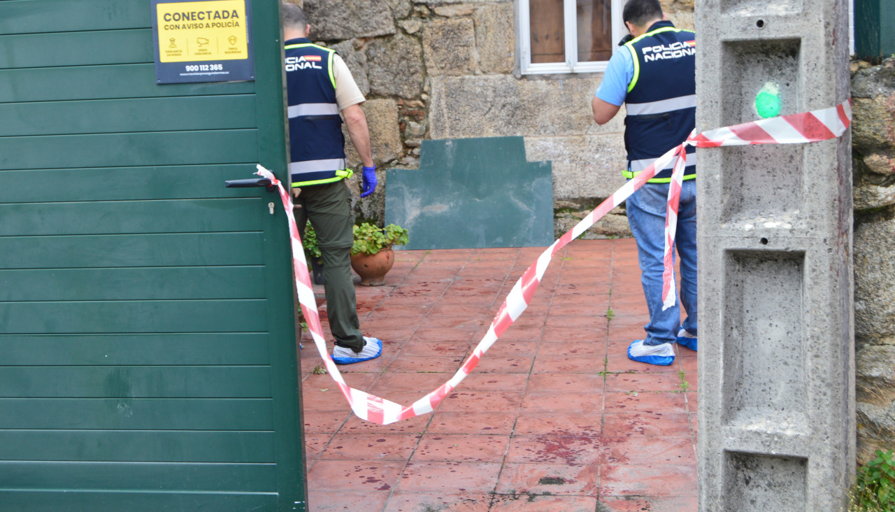 Agentes de la unidad científica asscritos a la comisaría de Ribeira inspeccionaron de manera concienzuda las escenas del suceso de Vixán