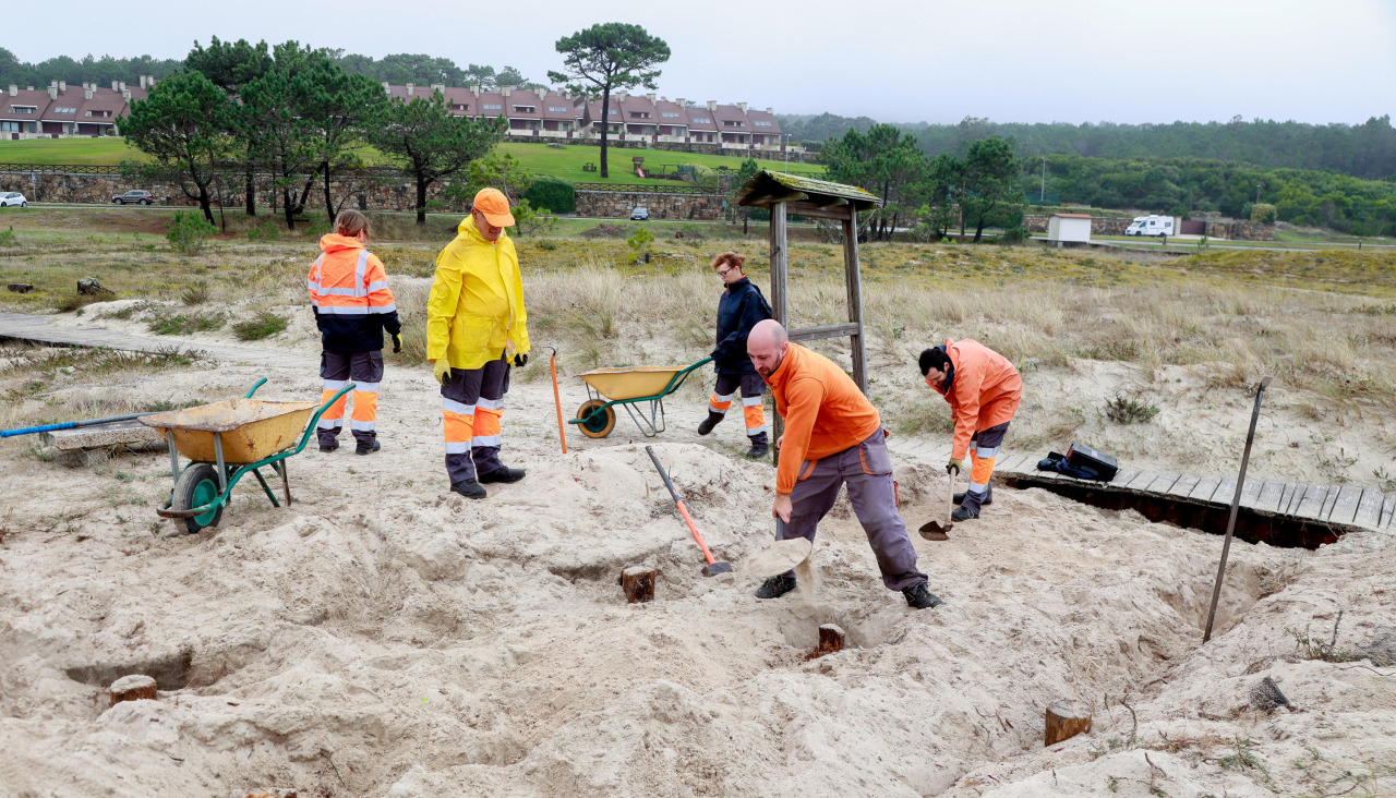 Personal de BATA realizando trabajos de mantenimiento en la playa de Raeiros