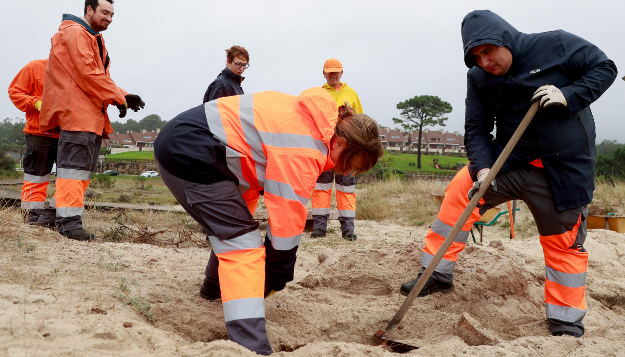 Trabajadores de BATA en la playa de Raeiros