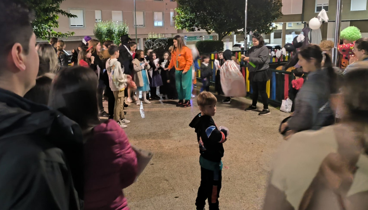 La plaza central de la urbanización ‘O Lagar’ albergó una animada fiesta de Samaín