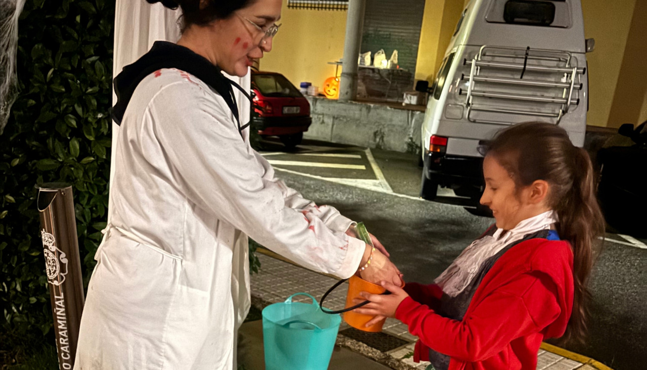 Los niños agradecieron que hubiera chucherías para ellos que pudieron localizar en varios puestos gracias a unos planos que les entregaron