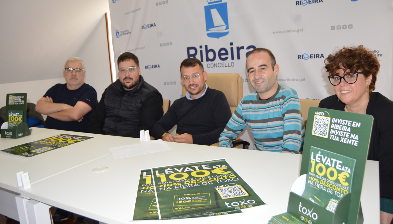 Representantes de negocios locales y del Ayuntamiento ribeirense arroparon a Javier Fontaíña y Manuel Regueira en la presentación de su iniciativa