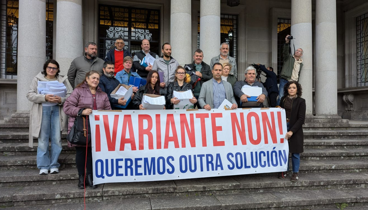 Vecinos y miembros de la Corporación Municipal de Caldas reunidos tras la presentación de alegaciones