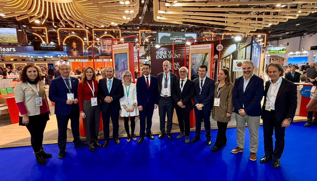 El concejal de Tirismo, Juan Deza y el presidente de la Diputación, Luis López junto a la delegación en la feria