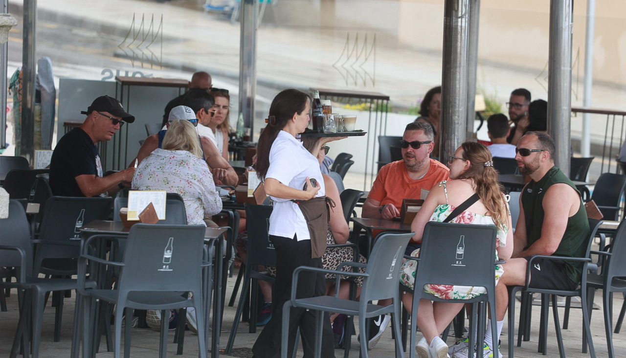 Una terraza de hostelería en verano en el concello de Sanxenxo