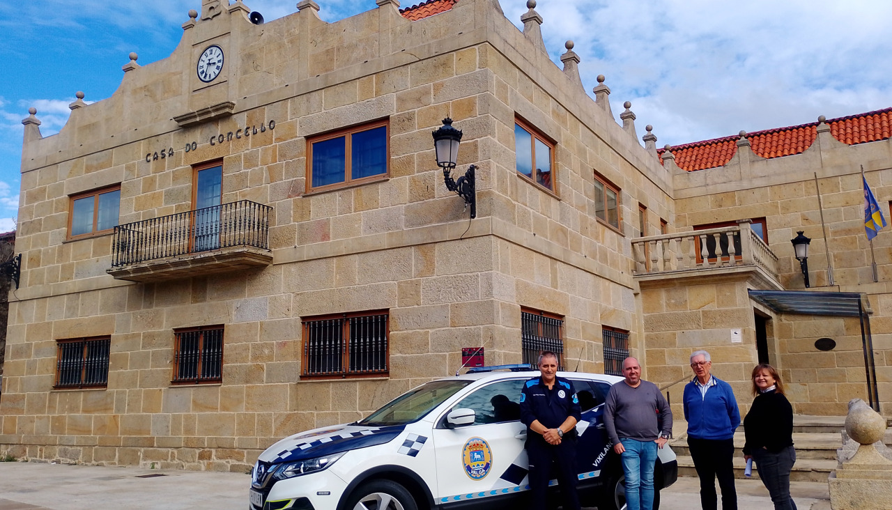 El nuevo vehículo frente a la Casa do Concello de Valga