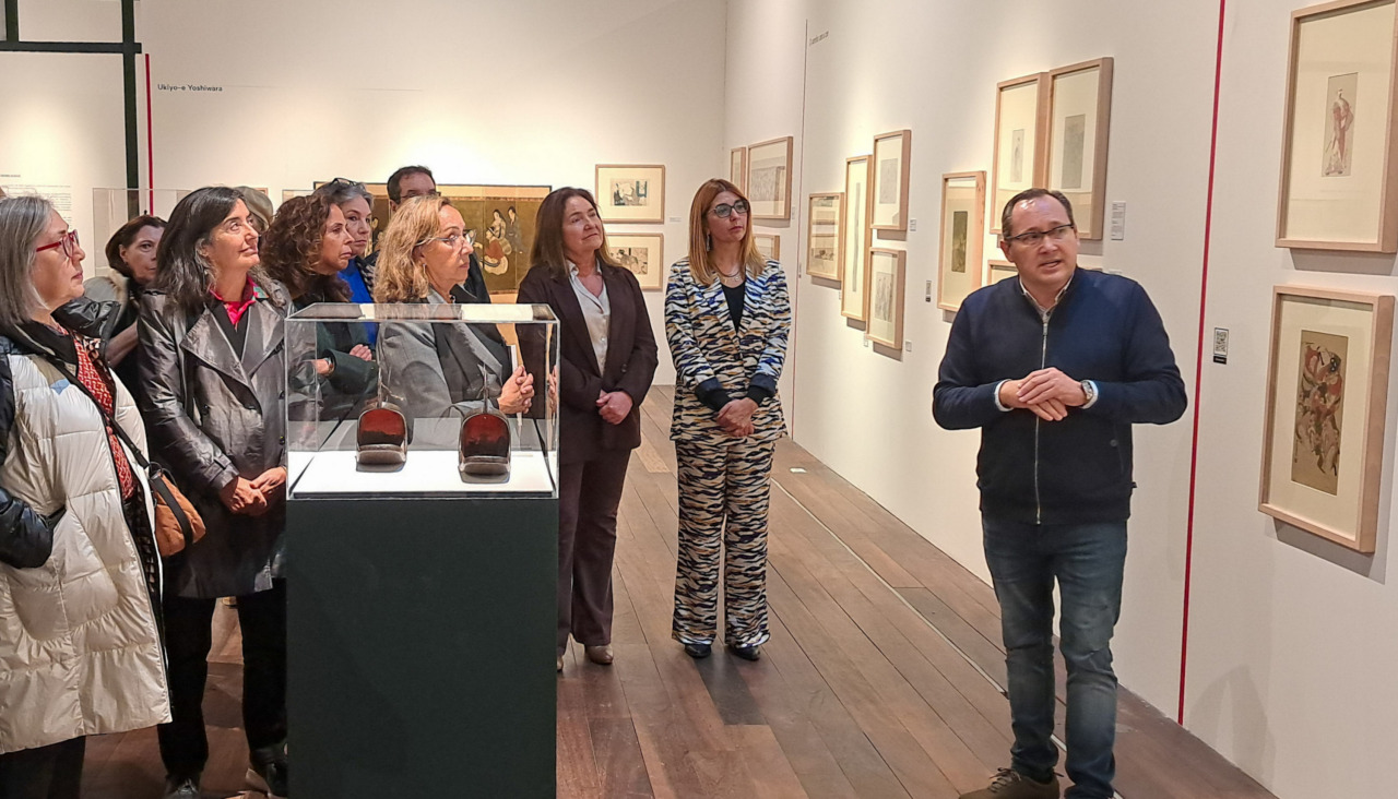El director del Museo de Artes do Gravado, Pastor Rodríguez, fue uno de los guías del público por la exposición 'A beleza do efémero'