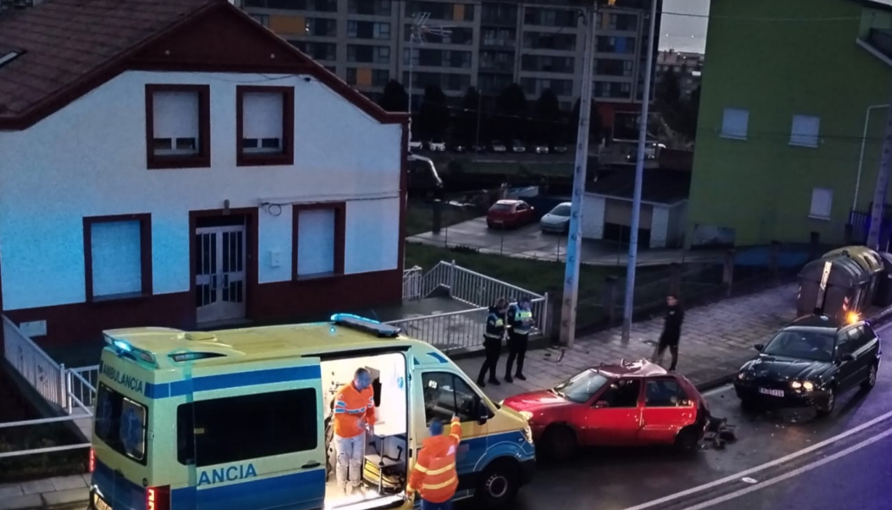 Hasta el lugar del accidente se movilizaron dos ambulancias asistenciales del 061 y tres patrullas de la Policía Local, así como la dotación de guardia del parque comarcal de Bomberos de Ribeira