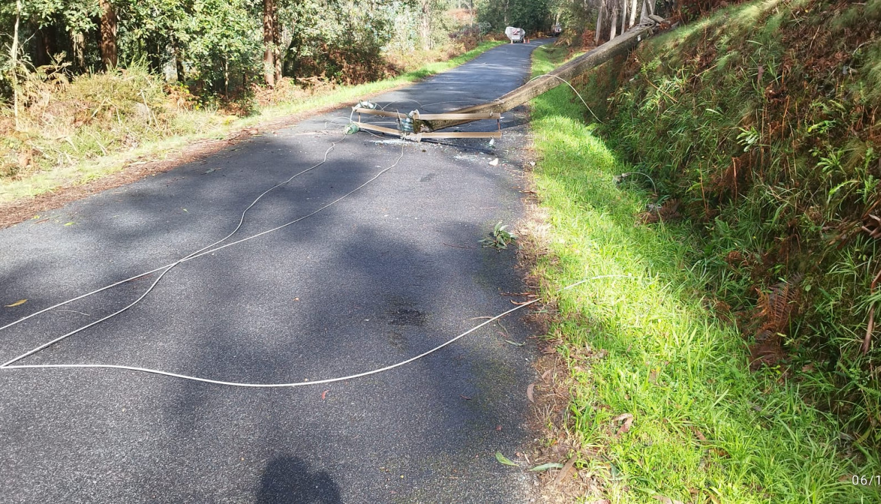 Un poste de luz cae en Cuntis y provoca cortes de luz y tráfico