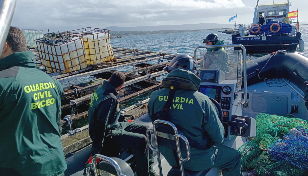 Agentes de la Guardia Civil durante el operativo